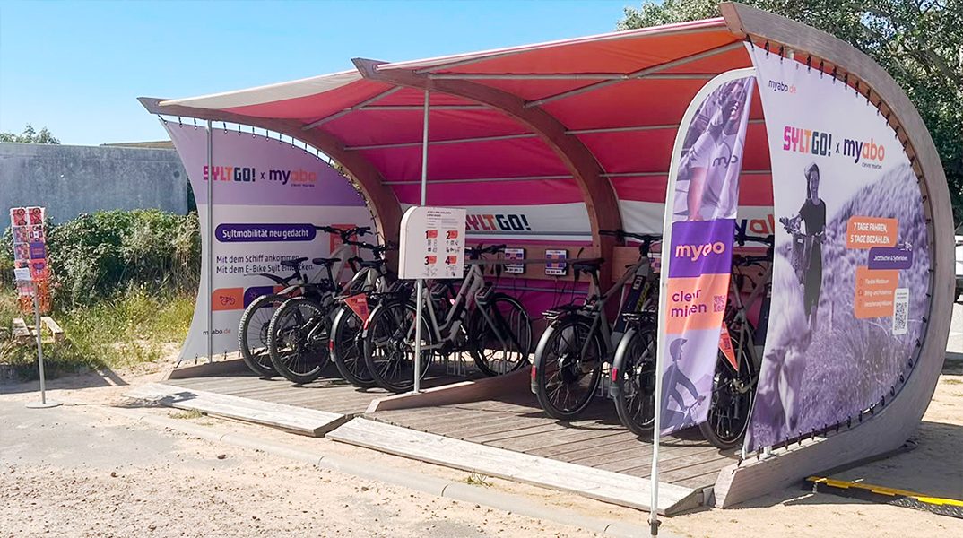 Die SyltGO!-E-Bike-Station am Hörnumer Hafen: überdachter Unterstand mit bereitstehenden E-Bikes